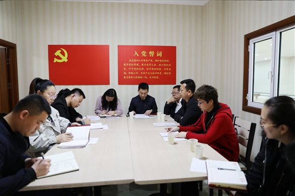 (3)3月14日,伊金霍洛旗丽景商业广场有限公司党支部召开2018年度组织生活会和民主评议党员会,市委组织部组织四科副科长、市非公党工委办公室副主任高志红到会指导。 (1)_看图王